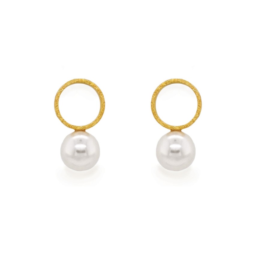 Photograph: Sarah Alexander Bombshell Boucles d'oreilles en or avec perles en cercle