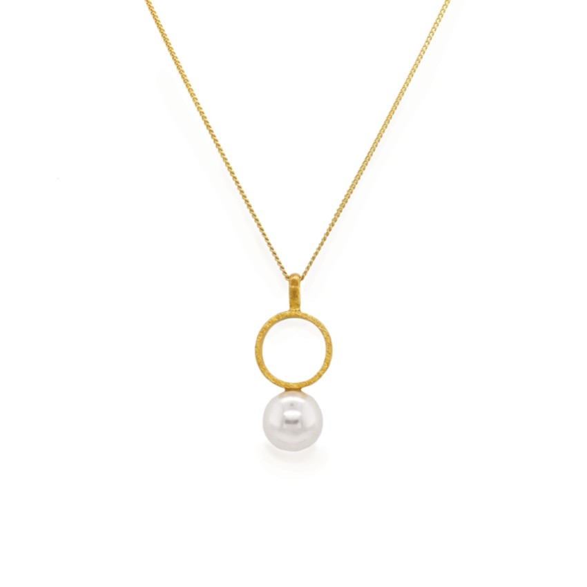 Photograph: Sarah Alexander Bombshell Gold Circle Pearl Pendant
