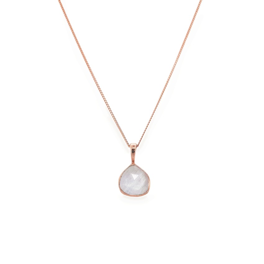Fotografía: Sarah Alexander Colgante Echo de piedra lunar en oro rosa