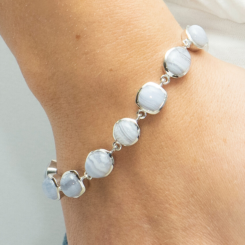 Fotografía: Sarah Alexander Pulsera de varias piedras con ágata azul encaje «Morning Star»