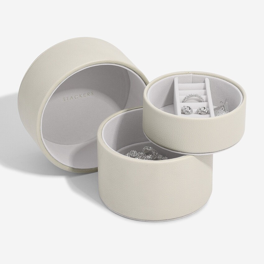 Fotografía: Stackers Cajita para joyas «Pod» de Oatmeal para mesita de noche