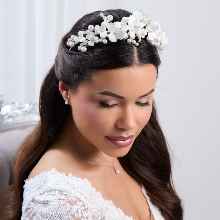 Fotografia: Tiara de casamento em cerâmica Bloomsbury, em marfim, com flores e pérolas
