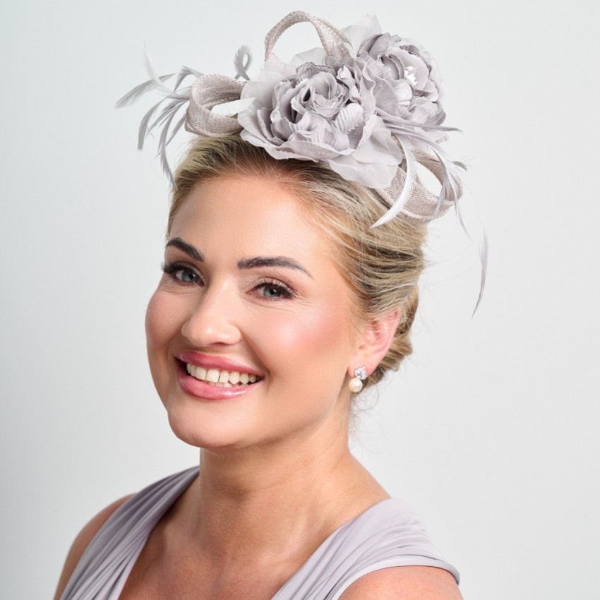 Fotografía: Tocado de boda floral con plumas en gris plateado