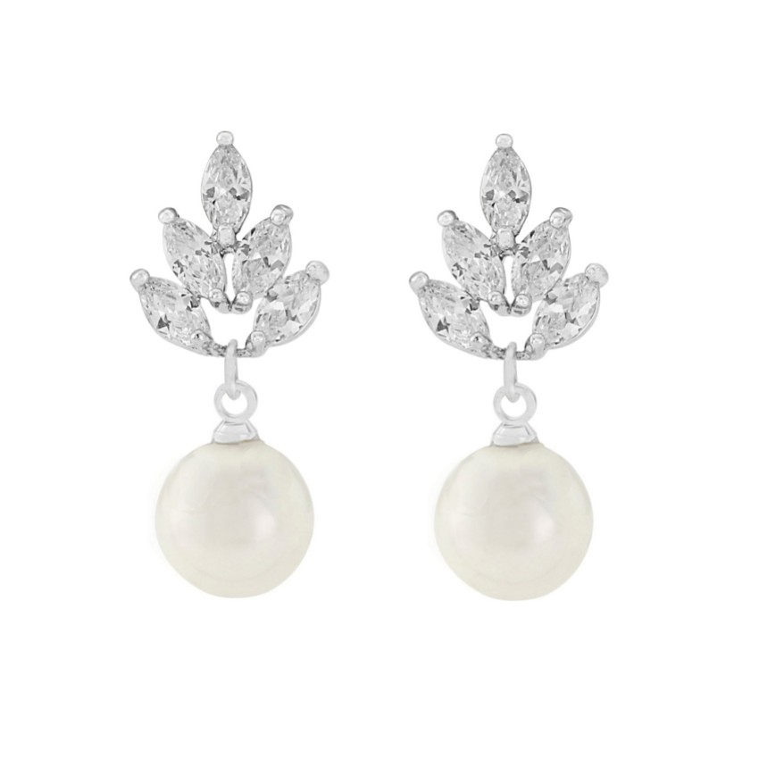Photograph: Vienna Vintage Pearl Drop Wedding Earrings