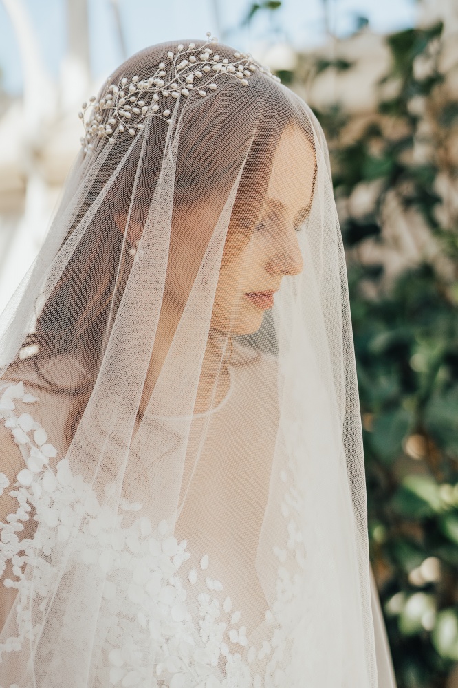 Gorgeous Bridal Headpieces For Half Up Half Down Wedding Hairstyle